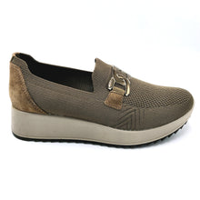 Carica l'immagine nel visualizzatore di Gallery, Enval 8779233 taupe slip on in tessuto elasticizzato con morsetto, dotato di soletta estraibile in memory foam
