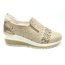 Carica l'immagine nel visualizzatore di Gallery, Valleverde VVCA101F beige mocassino donna con tomaia in pelle traforata e soletta in memory foam. Dotata di una zeppa di 5,5 cm
