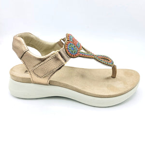 Enval 7786633 champagne infradito in pelle decorato con strass e coralli con chiusura con velcro