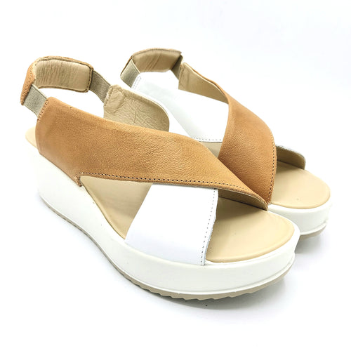 Igieco 7665733 biscotto e bianco sandalo incrociato in pelle con elastico posteriore e zeppa di 6 cm