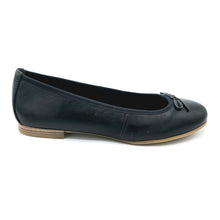 Carica l'immagine nel visualizzatore di Gallery, Tamaris 1-22116-41 navy ballerina in pelle con fiocchetto e suola in gomma
