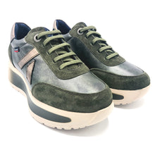 Carica l'immagine nel visualizzatore di Gallery, Callaghan 61611 verdone sneakers stringata donna in pelle e pelle scamosciata con suola in gomma con sistema adaptaction
