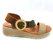 Carica l'immagine nel visualizzatore di Gallery, Pavana IROSEA beige verde e cuoio sandalo in pelle scamosciata con sottopiede imbottito e zeppa di 5 cm
