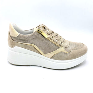 Igieco 7653200 beige sneakers in pelle scamosciata con lacci e cerniera, dotata di una zeppa di 5 cm 