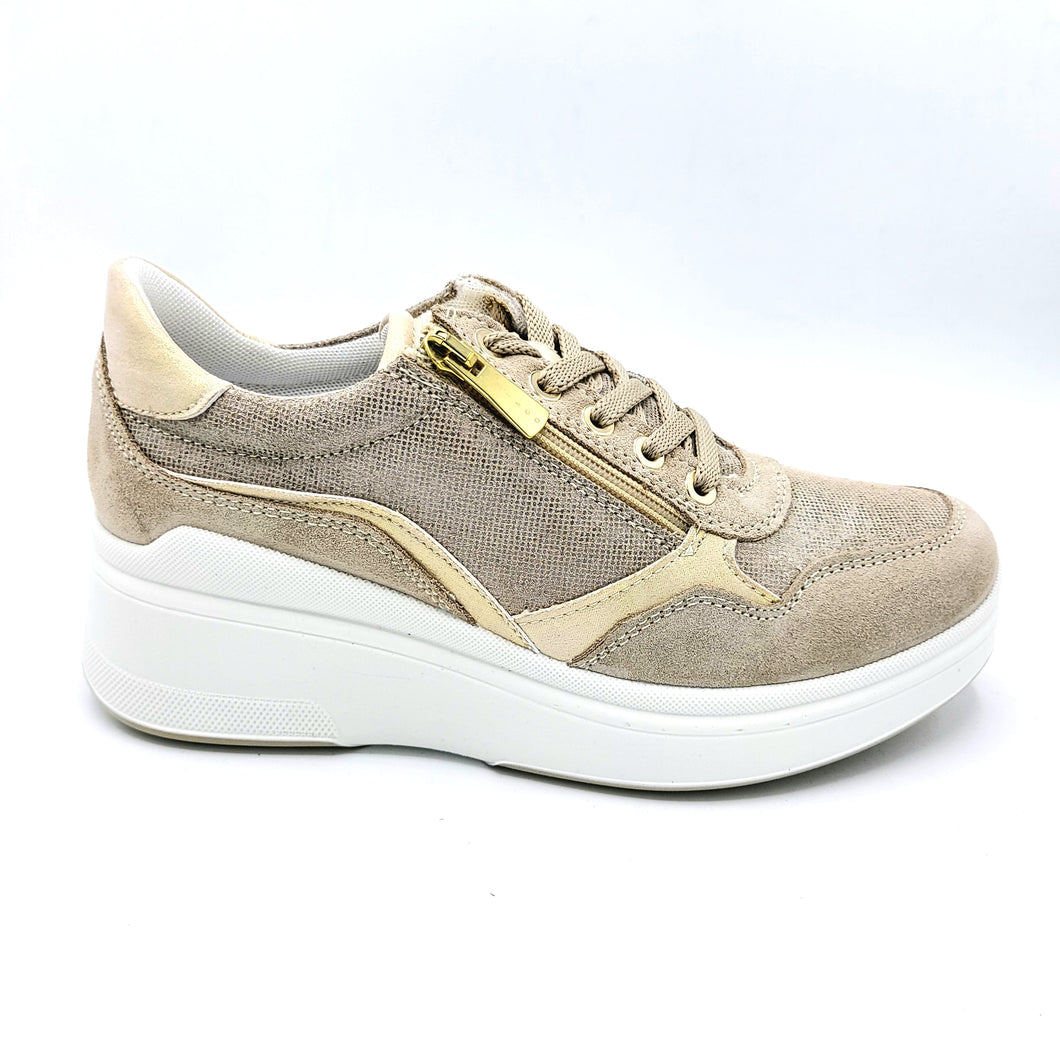 Igieco 7653200 beige sneakers in pelle scamosciata con lacci e cerniera, dotata di una zeppa di 5 cm 