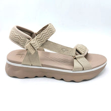Carica l'immagine nel visualizzatore di Gallery, Tamaris 1-28700-46 taupe sandalo vegan in tessuto e suola in gomma con braccialetto con chiusura a strappo
