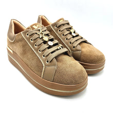Carica l&#39;immagine nel visualizzatore di Gallery, Valleverde 35480 taupe sneakers stringate in pelle scamosciata con piccole decorazioni removibili 
