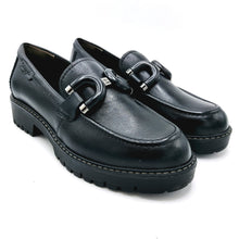 Carica l'immagine nel visualizzatore di Gallery, Tamaris 1-24740-47 nero mocassino donna in pelle con morsetto decorativo frontale e suola in gomma
