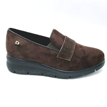 Carica l'immagine nel visualizzatore di Gallery, Donna serena 4G6286DM marrone mocassino donna in simil camoscio con tomaia idrorepellente decorata da piccoli strass
