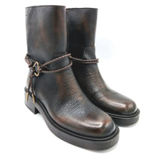 Carica l'immagine nel visualizzatore di Gallery, Ambitious 14620W marrone stivaletto biker donna in pelle martellata con sfumature e cinturino decorativo intrecciato
