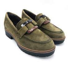 Carica l&#39;immagine nel visualizzatore di Gallery, Tamaris 1-24722-43 verde mocassino donna in camoscio con dettaglio decorativo frontale
