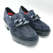 Carica l&#39;immagine nel visualizzatore di Gallery, Callaghan 35604 blu navy mocassino in camoscio con accessorio costituito da una catena in tinta 
