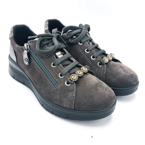 Enval 8777911 grigio in pelle scamosciata stringata e con chiusura con cerniera. Dotata di strass decorativi removibili 