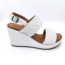 Carica l'immagine nel visualizzatore di Gallery, Vueva WD319R13 bianco sandalo con fasce in pelle intrecciata e zeppa di 8,5 cm 
