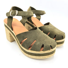 Carica l'immagine nel visualizzatore di Gallery, Pavana NARA verde in pelle scamosciata modello a ragno chiusa in punta e con braccialetto 
