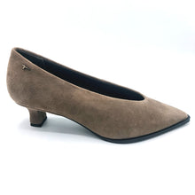 Carica l'immagine nel visualizzatore di Gallery, Tamaris 1-22340-47 taupe dècollète in pelle scamosciata con punta affusolata, scollo a mandorla e tacco di 4 cm
