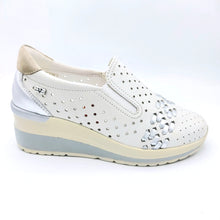 Carica l'immagine nel visualizzatore di Gallery, Valleverde VVCA101F avorio mocassino donna con tomaia in pelle traforata e soletta in memory foam. Dotata di una zeppa di 5,5 cm
