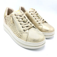 Carica l'immagine nel visualizzatore di Gallery, Valleverde 35493A oro sneakers donna con lacci e cerniera, dotato di accessorio differente dalla scarpa destra a quella sinistra
