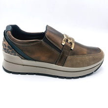 Carica l'immagine nel visualizzatore di Gallery, Igieco 2174022 fango bronzo mocassini in pelle e camoscio con decorazione frontale e soletta estraibile in memory foam
