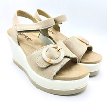 Carica l'immagine nel visualizzatore di Gallery, Igi&amp;co 1173022 platino panna sandalo donna con doppia chiusura con velcro e zeppa di 9 cm
