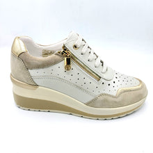 Carica l'immagine nel visualizzatore di Gallery, Valleverde VVCA153W crema sneaker donna in pelle traforata con cerniera e lacci, e zeppa di 5,5 cm
