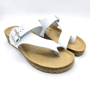 Bionatura 12A2423 bianco infradito in pelle con fibbia sulla fascia superiore per una regolazione migliore.
Dotato di sottopiede imbottito in pelle scamosciata
