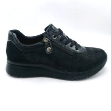 Carica l'immagine nel visualizzatore di Gallery, Enval 8775200 nero sneakers donna linea comoda, dotata di doppia chiusura con lacci e cerniera.
Complleta la sua comodità con una soletta estraibile in memory foam
