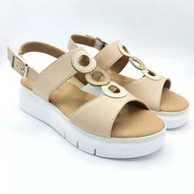 Carica l'immagine nel visualizzatore di Gallery, Easynrose 797-050 DT beige sandalo basso in pelle con tomaia con cerchi ritagliati e sottopiede imbottito in pelle
