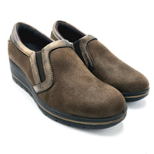 Carica l'immagine nel visualizzatore di Gallery, Enval 2274233 marrone mocassino donna linea comoda con tessuto effetto camoscio che si adatta al piede e soletta estraibile in memory foam
