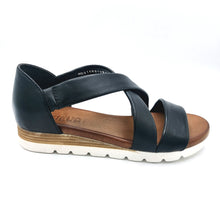 Carica l&#39;immagine nel visualizzatore di Gallery, Vueva WD311R01 nero sandalo in pelle con tallone chiuso e zeppa di 3 cm
