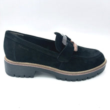 Carica l'immagine nel visualizzatore di Gallery, Tamaris 1-24722-43 nero mocassino donna in pelle scamosciata con decorazione frontale e suola carrarmato
