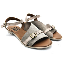 Carica l'immagine nel visualizzatore di Gallery, Bueno WG2206 grigio sandalo basso in pelle scamosciata e dettagli in pelle con braccialetto
