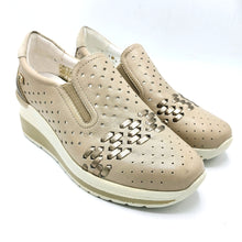 Carica l'immagine nel visualizzatore di Gallery, Valleverde VVCA101F beige mocassino donna con tomaia in pelle traforata e soletta in memory foam. Dotata di una zeppa di 5,5 cm
