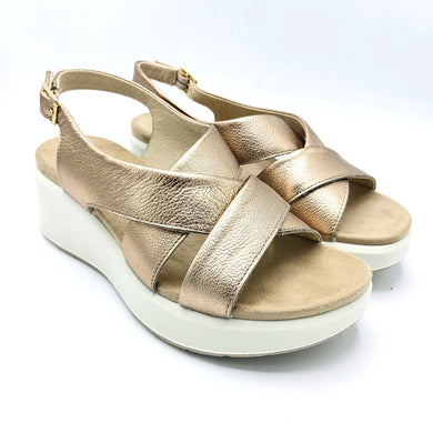 Enval 7792333 champagne sandalo con fasce larghe incrociate e suola  n gomma di 6 cm