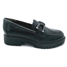 Carica l'immagine nel visualizzatore di Gallery, Tamaris 1-24740-47 nero mocassino donna in pelle con morsetto decorativo frontale e suola in gomma
