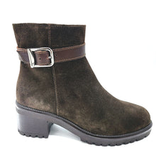 Carica l'immagine nel visualizzatore di Gallery, Tamaris 1-25408-47 mocca stivaletto casual in pelle scamosciata con tacco largo di 6 cm e fibbia decorativa laterale
