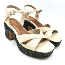 Carica l'immagine nel visualizzatore di Gallery, Tamaris 1-28313-44 avorio sandalo in pelle con braccialetto. Dotato di un tacco alto di 8 cm e plateau di 3 cm
