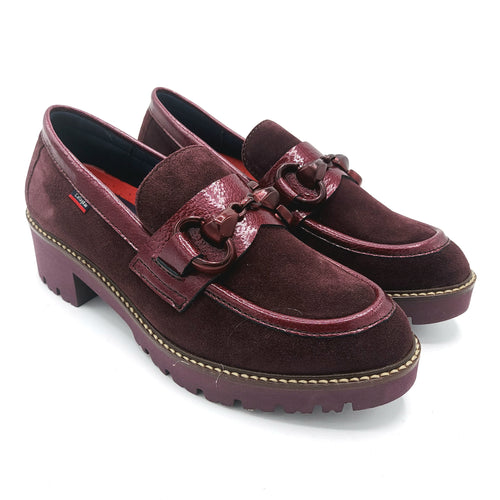 Callaghan 13458 prugna mocassino in pelle scamosciata con riporti in vernice e morsetto frontale decorativo.
Dotato di una suola in gomma con sistema adaptaction