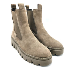 Carica l'immagine nel visualizzatore di Gallery, Tamaris 1-25489-45 taupe stivaletto modello Chelsea in pelle scamosciata con zeppa in gomma di 6 cm  plateau di 3 cm
