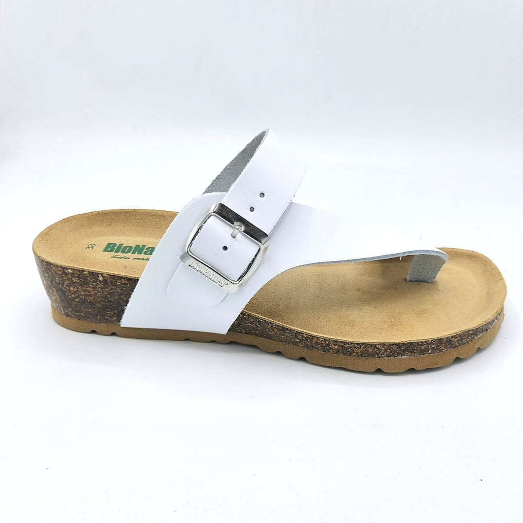 Bionatura 12A2423 bianco infradito in pelle con fibbia sulla fascia superiore per una regolazione migliore.
Dotato di sottopiede imbottito in pelle scamosciata