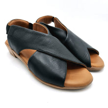 Carica l'immagine nel visualizzatore di Gallery, Bueno WG0103 nero sandalo in pelle con piccola zeppa e con elastico posteriore
