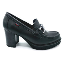 Carica l'immagine nel visualizzatore di Gallery, Callaghan 30827 nero mocassino donna in pelle con morsetto. Dotato di tacco largo di 7 cm e plateau di 2 cm e suola in gomma con sistema adaptaction
