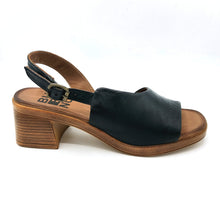 Carica l'immagine nel visualizzatore di Gallery, Bueno WE3803 nero sandalo donna in morbidissima elle con scollatura a taglio irregolare. Dotato di tacco di 6 cm e plateau di 1 cm
