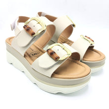 Carica l'immagine nel visualizzatore di Gallery, Donna serena 665950DM beige sandalo in pelle con chiusure con velcro e fibbie solo decorative
