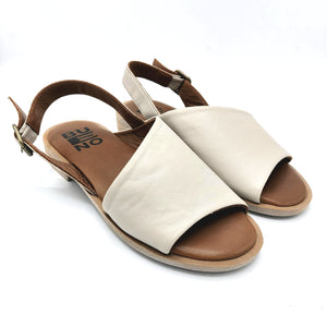 Bueno WE2804 grigio chiaro sandalo basso in morbidissima pelle con taglio obliquo
