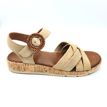 Carica l'immagine nel visualizzatore di Gallery, Tamaris 1-28129-44 beige sandalo in camoscio con zeppa bassa con braccialetto alla caviglia
