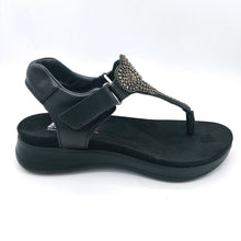 Carica l'immagine nel visualizzatore di Gallery, Enval 7786600 nero infradito in pelle decorato con strass e coralli con chiusura con velcro
