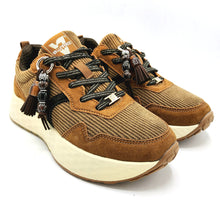 Carica l'immagine nel visualizzatore di Gallery, Valleverde 51501 camel sneakers donna stringata in pelle scamosciata e velluto, con ciondolo decorativo removibile
