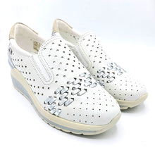 Carica l'immagine nel visualizzatore di Gallery, Valleverde VVCA101F avorio mocassino donna con tomaia in pelle traforata e soletta in memory foam. Dotata di una zeppa di 5,5 cm
