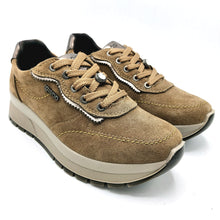 Carica l'immagine nel visualizzatore di Gallery, Igi&amp;co 2172933 taupe sneakers donna stringata in pelle scamosciata con dettaglio decorativo removibile
